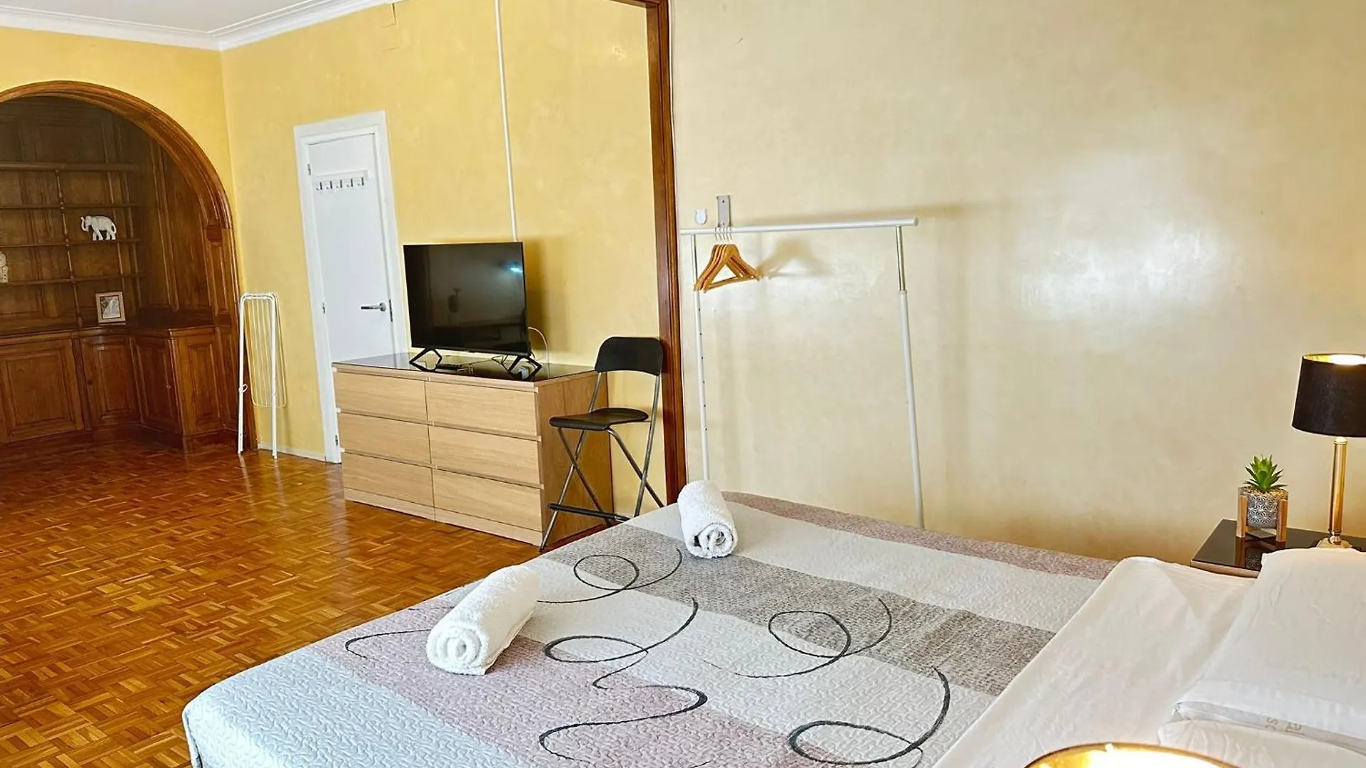 Bed & Breakfast Rooms Villaroel Barcelona Spain