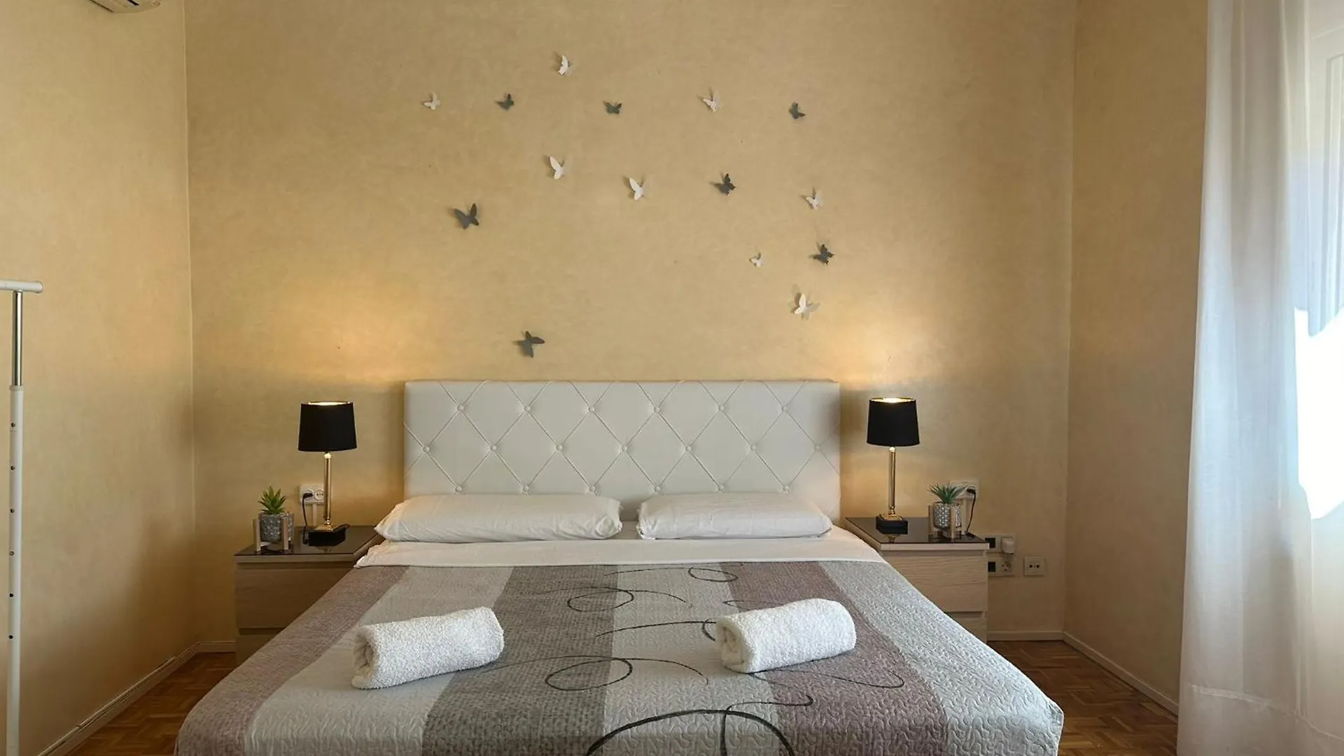 Rooms Villaroel Barcellona Bed & Breakfast