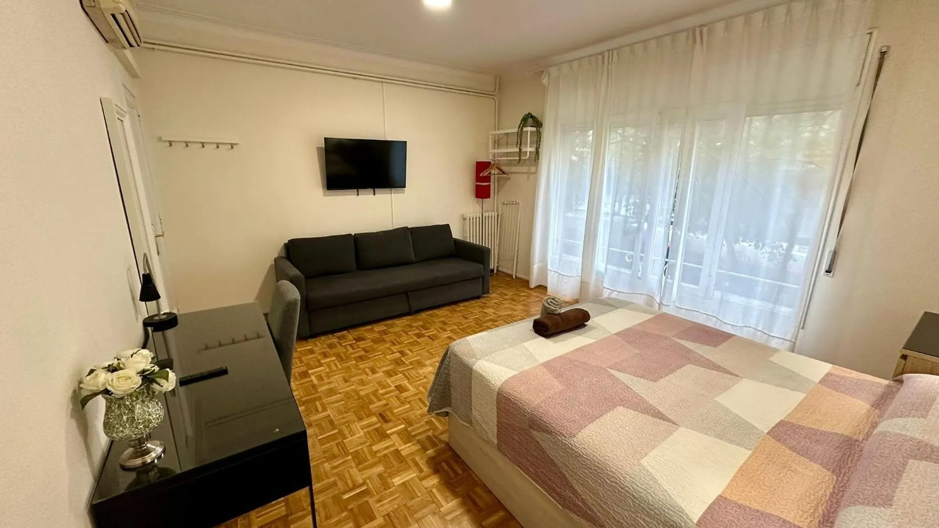Rooms Villaroel Barcellona Bed & Breakfast